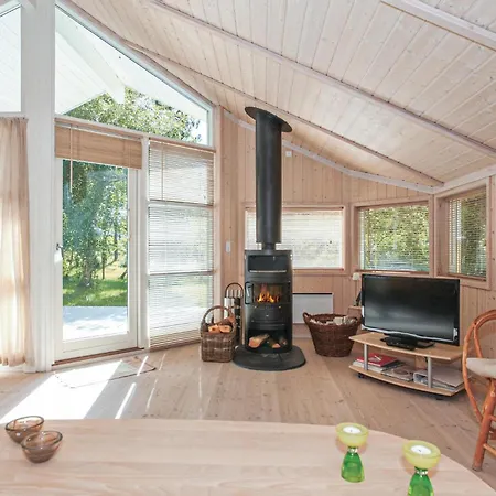 2 Bedroom Beautiful Home In Hojby * Hojby